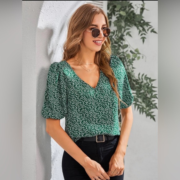 Green top large puff sleeve all over print - Picture 1 of 6